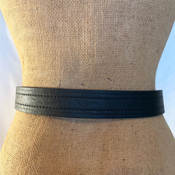 Levi’s women’s  Black Leather Belt silver buckle 1 1/2” X 38” - Picture 3 of 4